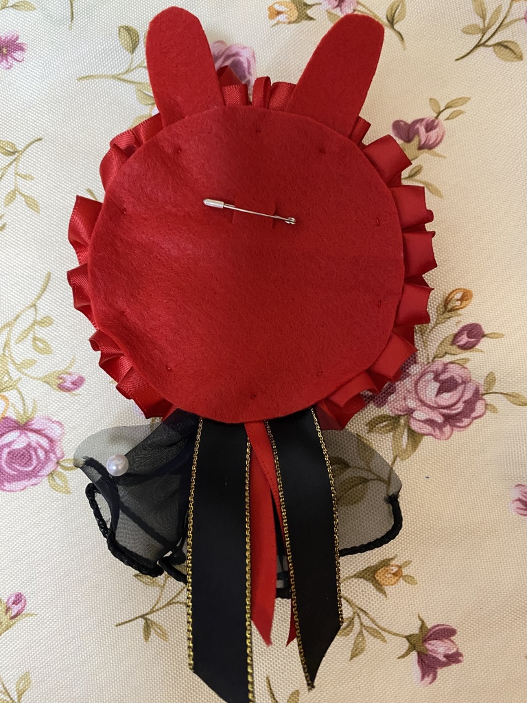 つながるウサミミロゼット 缶バッジ 赤