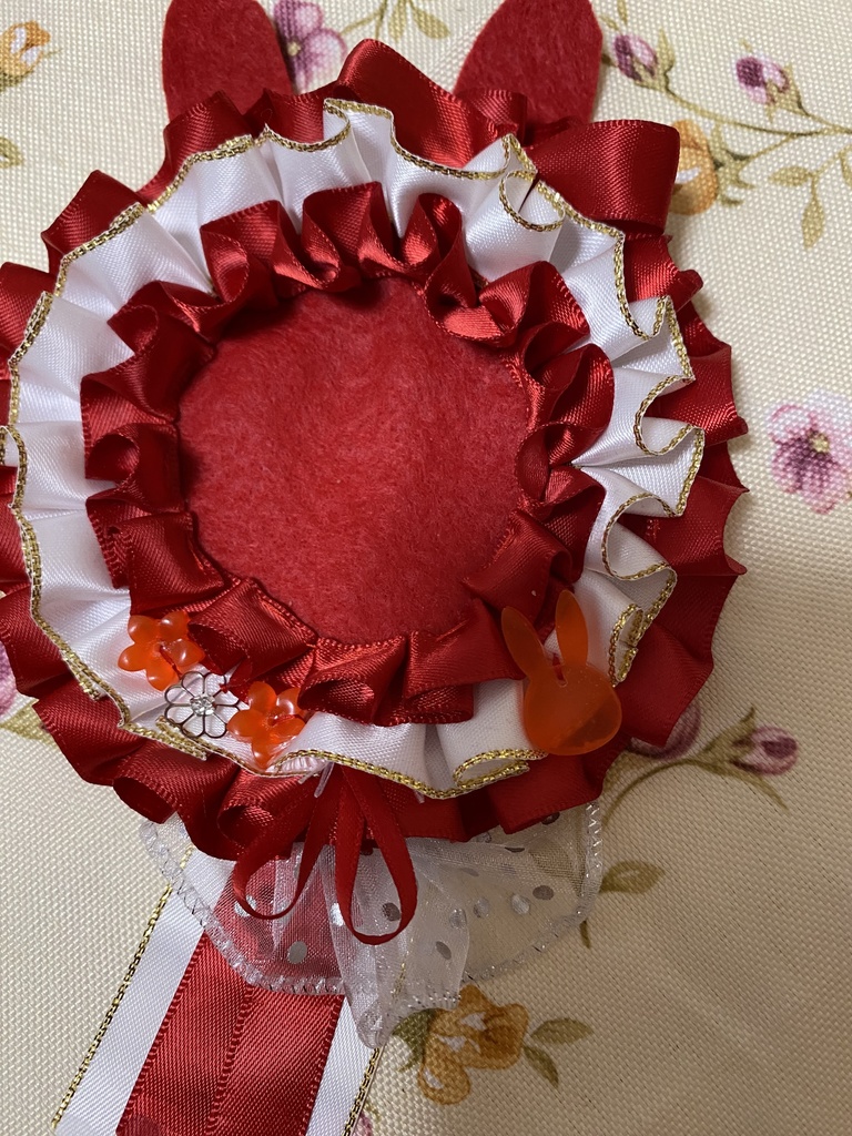 つながるウサミミロゼット 缶バッジ 赤