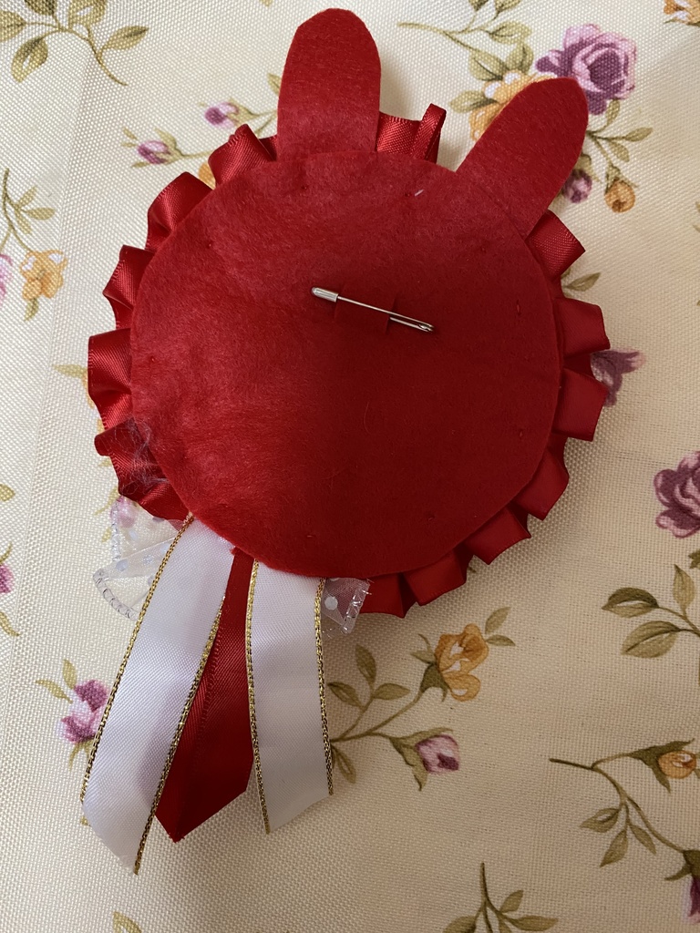 つながるウサミミロゼット 缶バッジ 赤