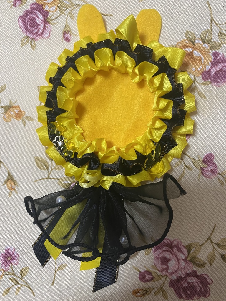 つながるウサミミロゼット 缶バッジ 黄色