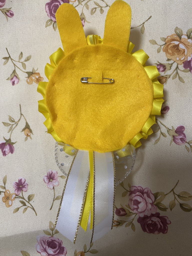 つながるウサミミロゼット 缶バッジ 黄色