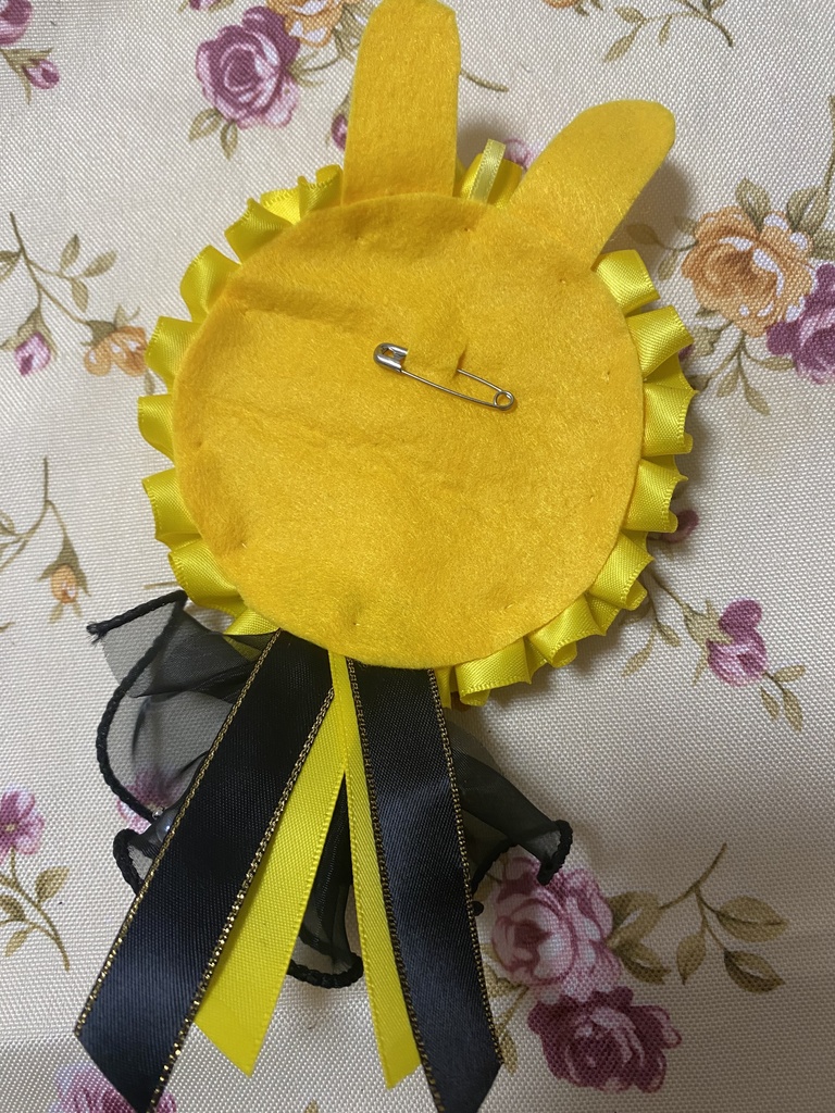 つながるウサミミロゼット 缶バッジ 黄色