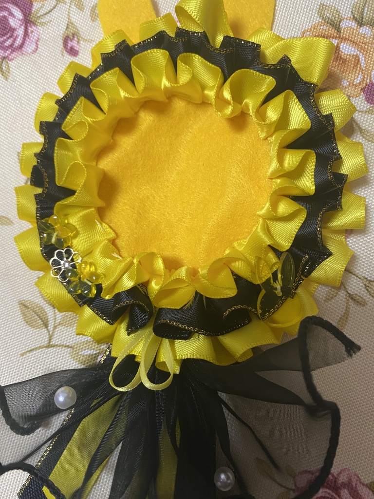 つながるウサミミロゼット 缶バッジ 黄色