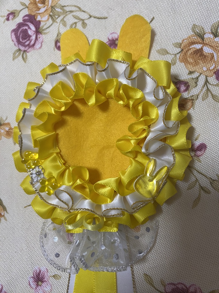 つながるウサミミロゼット 缶バッジ 黄色