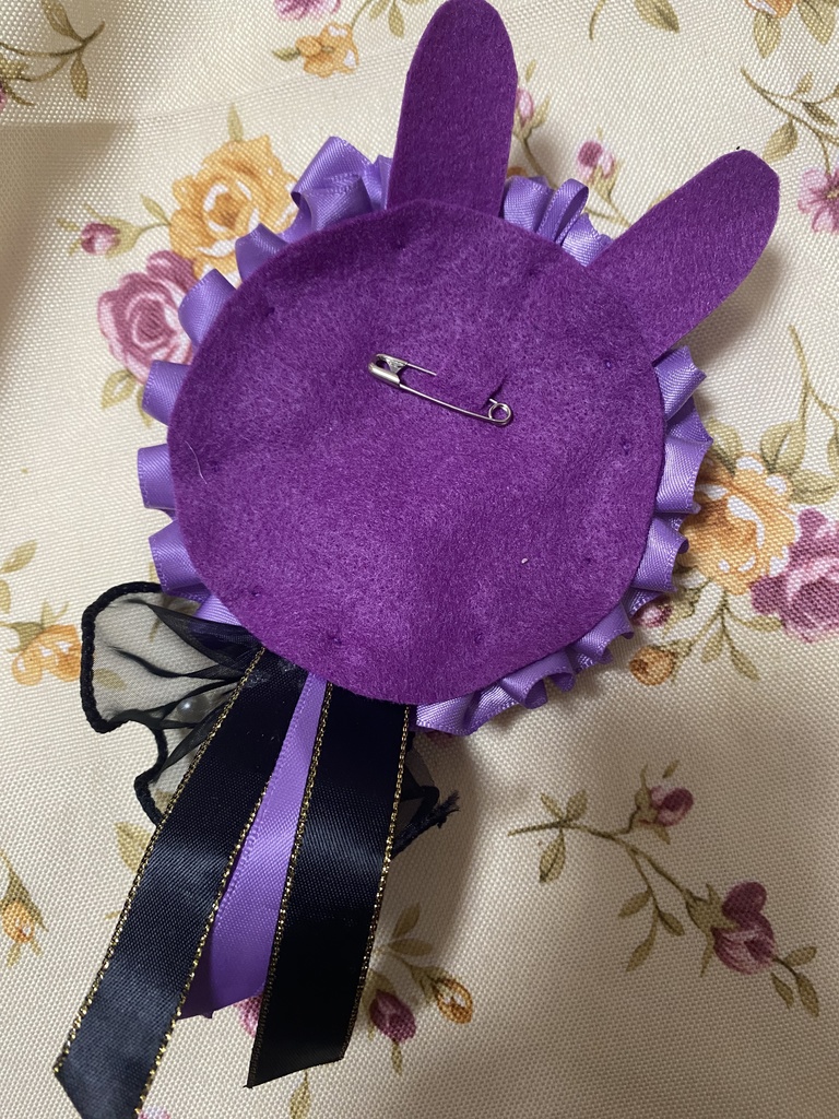 つながるウサミミロゼット 缶バッジ 紫