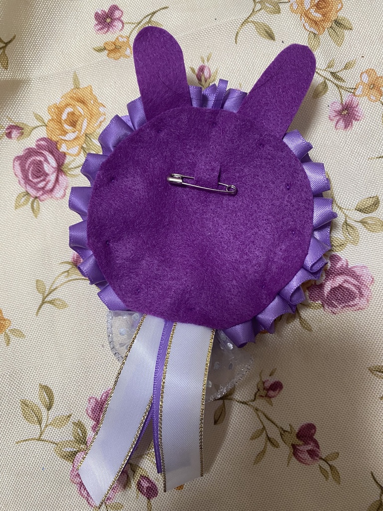 つながるウサミミロゼット 缶バッジ 紫