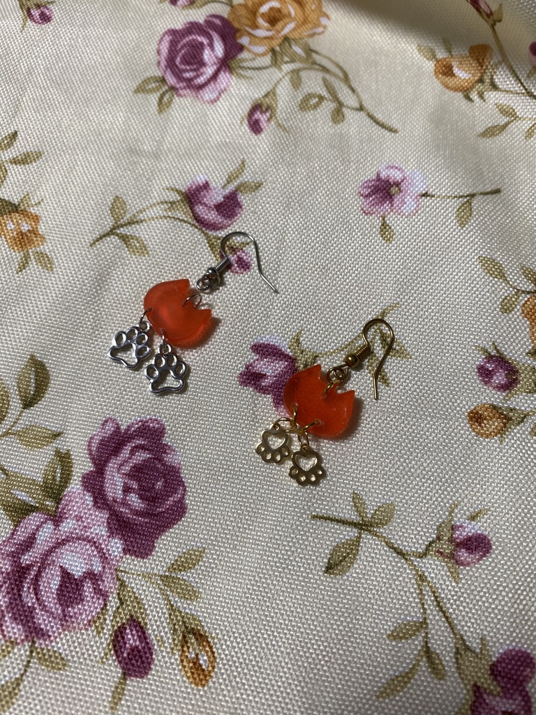 ネコモチーフ ストラップ イヤリング ピアス 赤