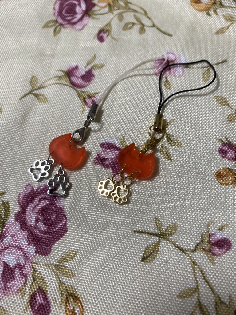 ネコモチーフ ストラップ イヤリング ピアス 赤