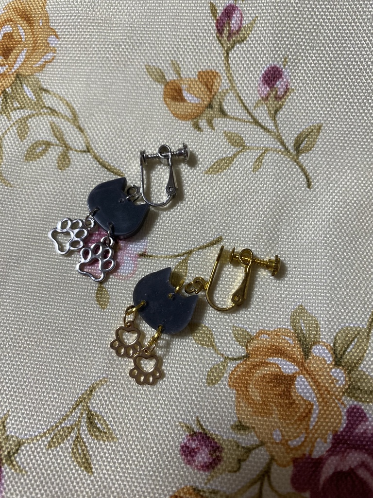 ネコモチーフ ストラップ イヤリング ピアス 灰