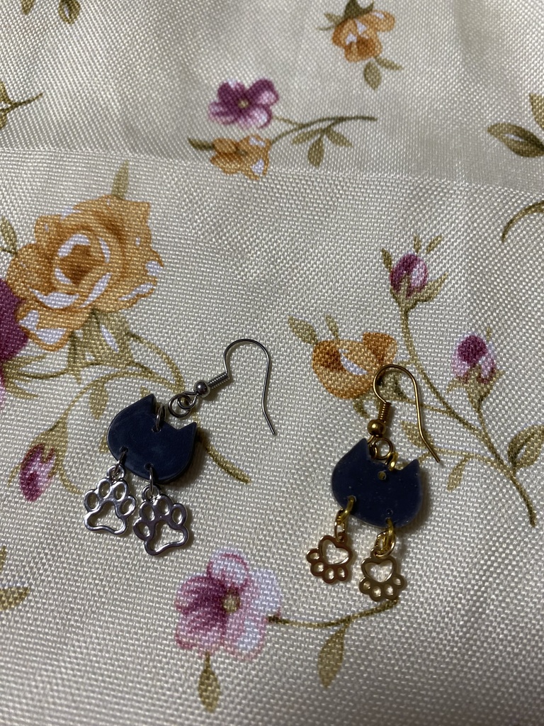 ネコモチーフ ストラップ イヤリング ピアス 灰