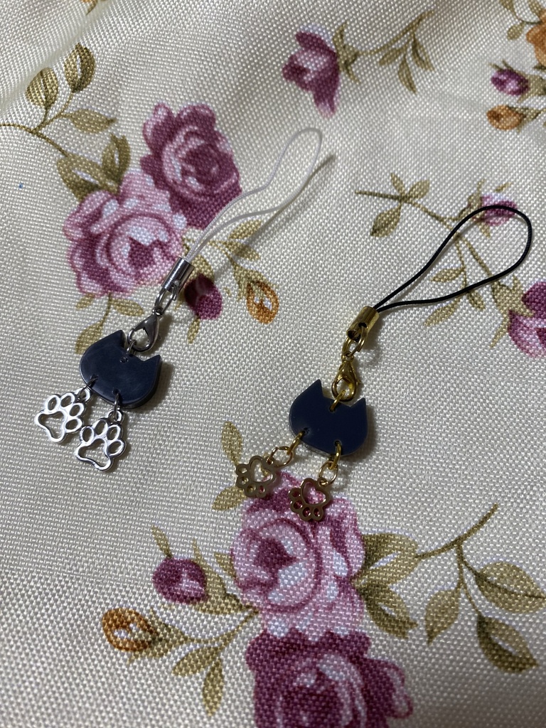 ネコモチーフ ストラップ イヤリング ピアス 灰