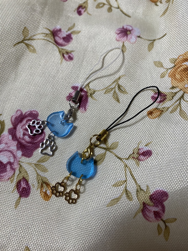 ネコモチーフ ストラップ イヤリング ピアス 水色