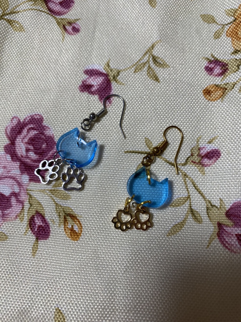 ネコモチーフ ストラップ イヤリング ピアス 水色