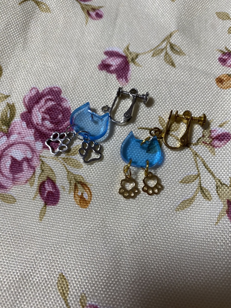 ネコモチーフ ストラップ イヤリング ピアス 水色