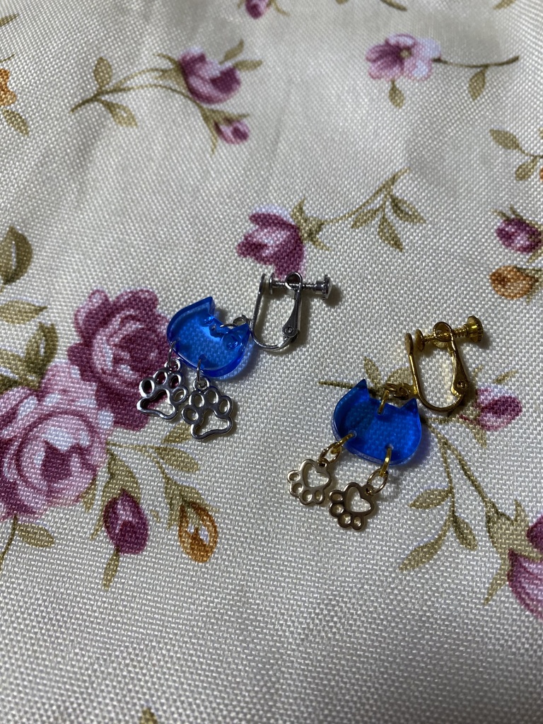 ネコモチーフ ストラップ イヤリング ピアス 青