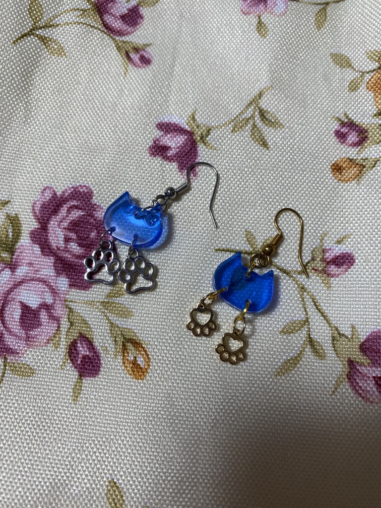 ネコモチーフ ストラップ イヤリング ピアス 青