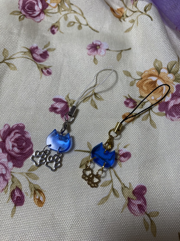 ネコモチーフ ストラップ イヤリング ピアス 青