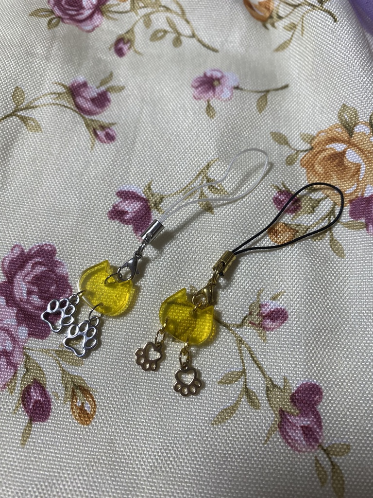 ネコモチーフ ストラップ イヤリング ピアス 黄色