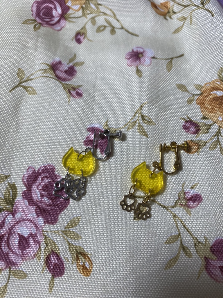 ネコモチーフ ストラップ イヤリング ピアス 黄色