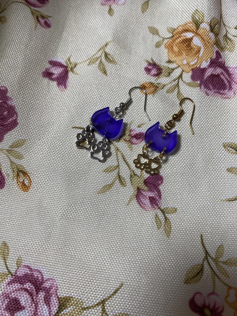 ネコモチーフ ストラップ イヤリング ピアス 紫