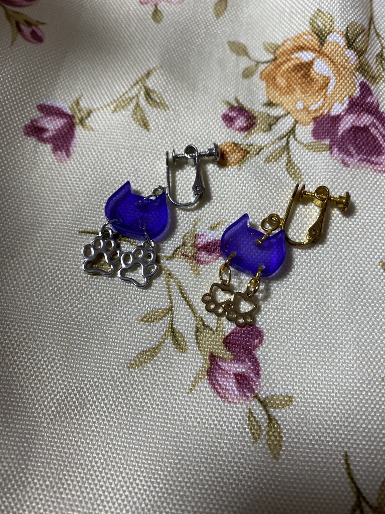ネコモチーフ ストラップ イヤリング ピアス 紫