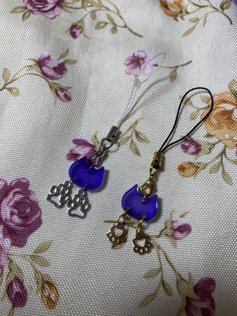 ネコモチーフ ストラップ イヤリング ピアス 紫
