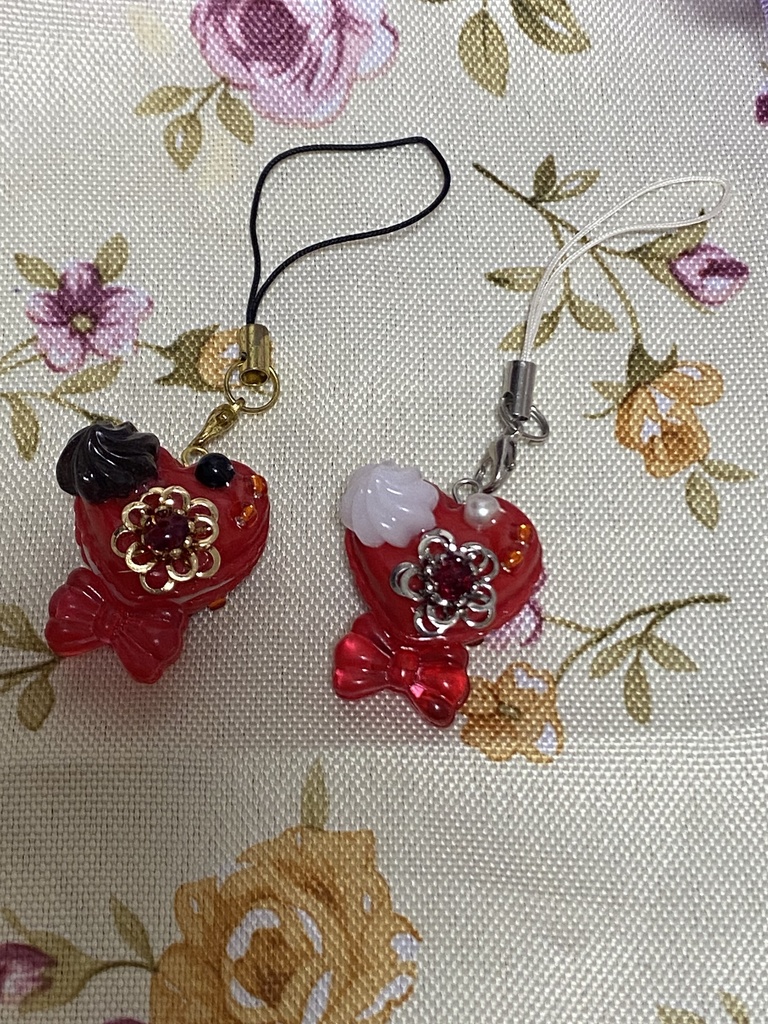 デコハートマカロン ストラップ イヤリング ピアス 赤