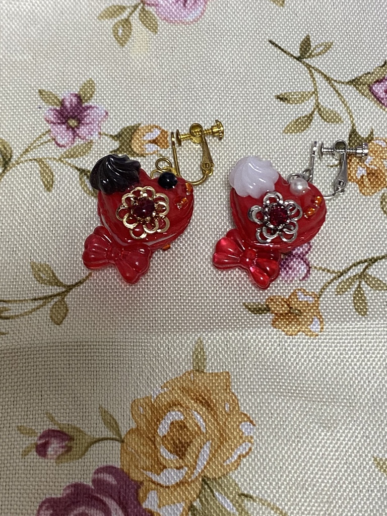 デコハートマカロン ストラップ イヤリング ピアス 赤