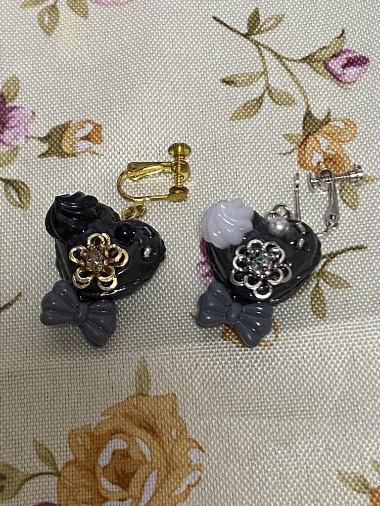 デコハートマカロン ストラップ イヤリング ピアス 灰