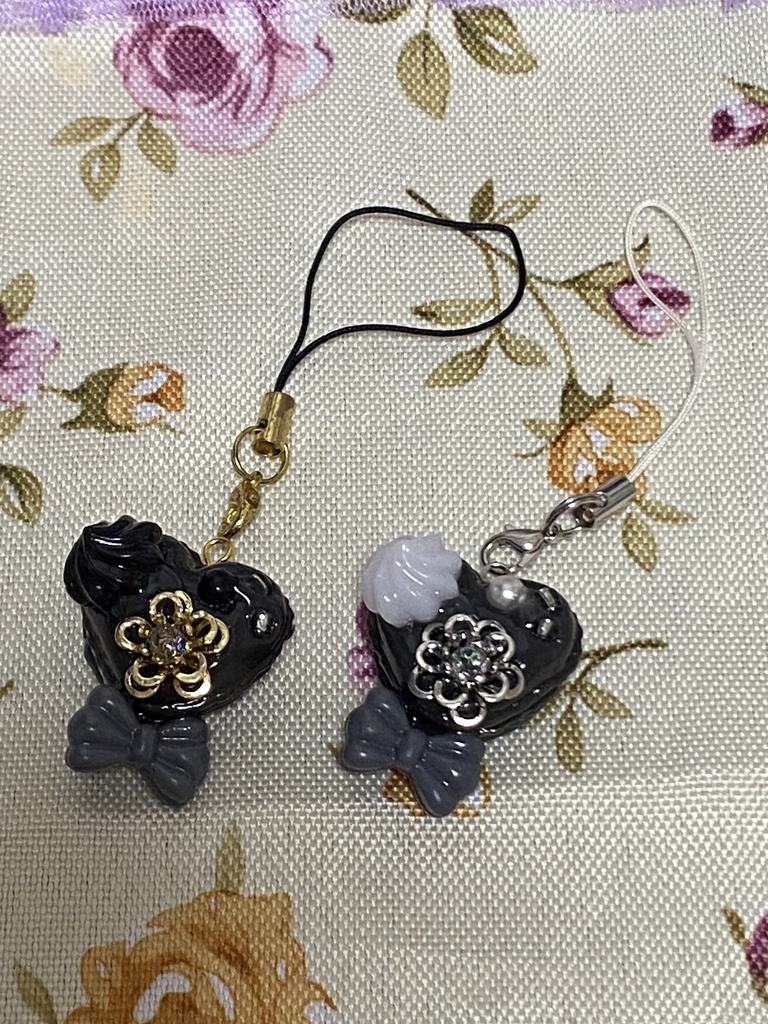 デコハートマカロン ストラップ イヤリング ピアス 灰