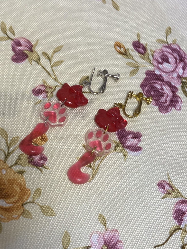 三連チャーム ネコ ストラップ イヤリング ピアス 赤