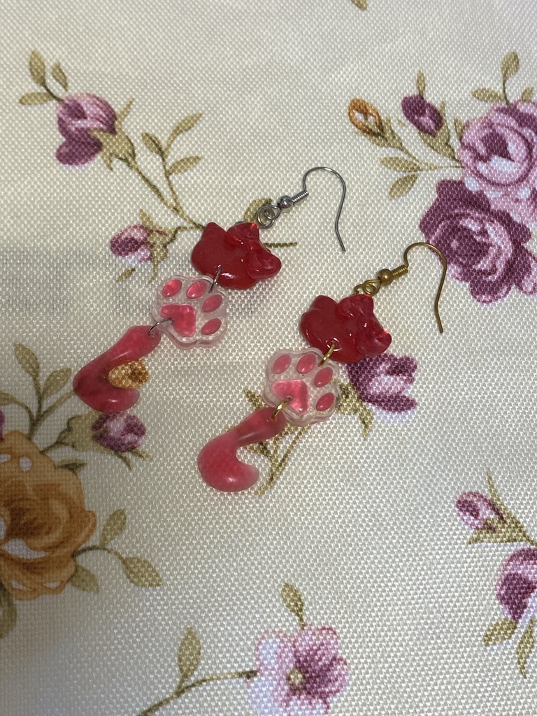 三連チャーム ネコ ストラップ イヤリング ピアス 赤