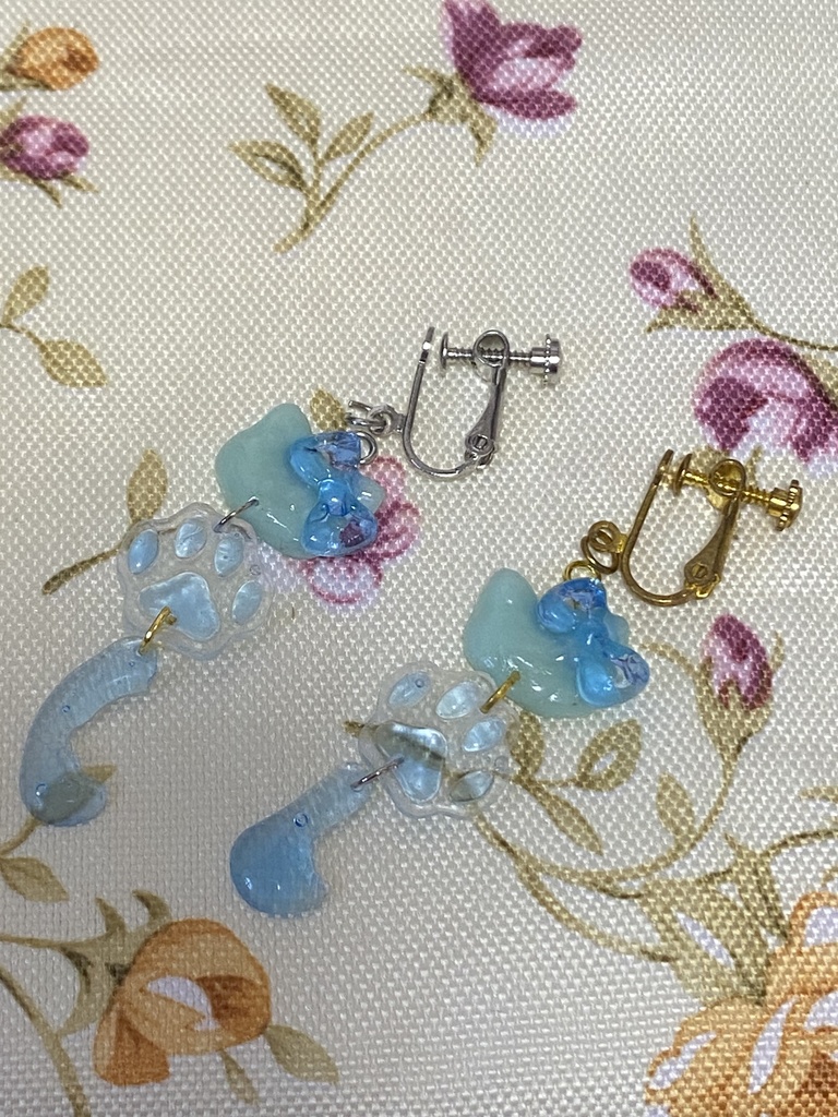 三連チャーム ネコ ストラップ イヤリング ピアス 水色