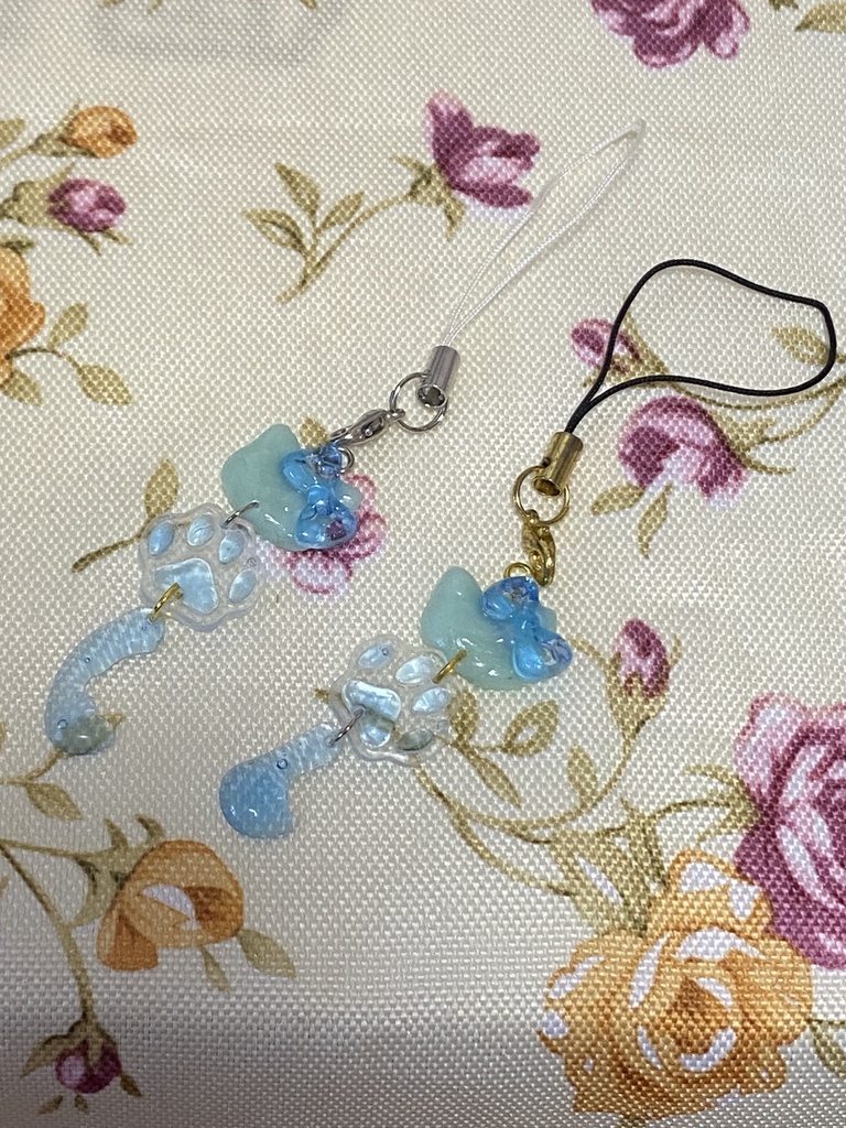 三連チャーム ネコ ストラップ イヤリング ピアス 水色