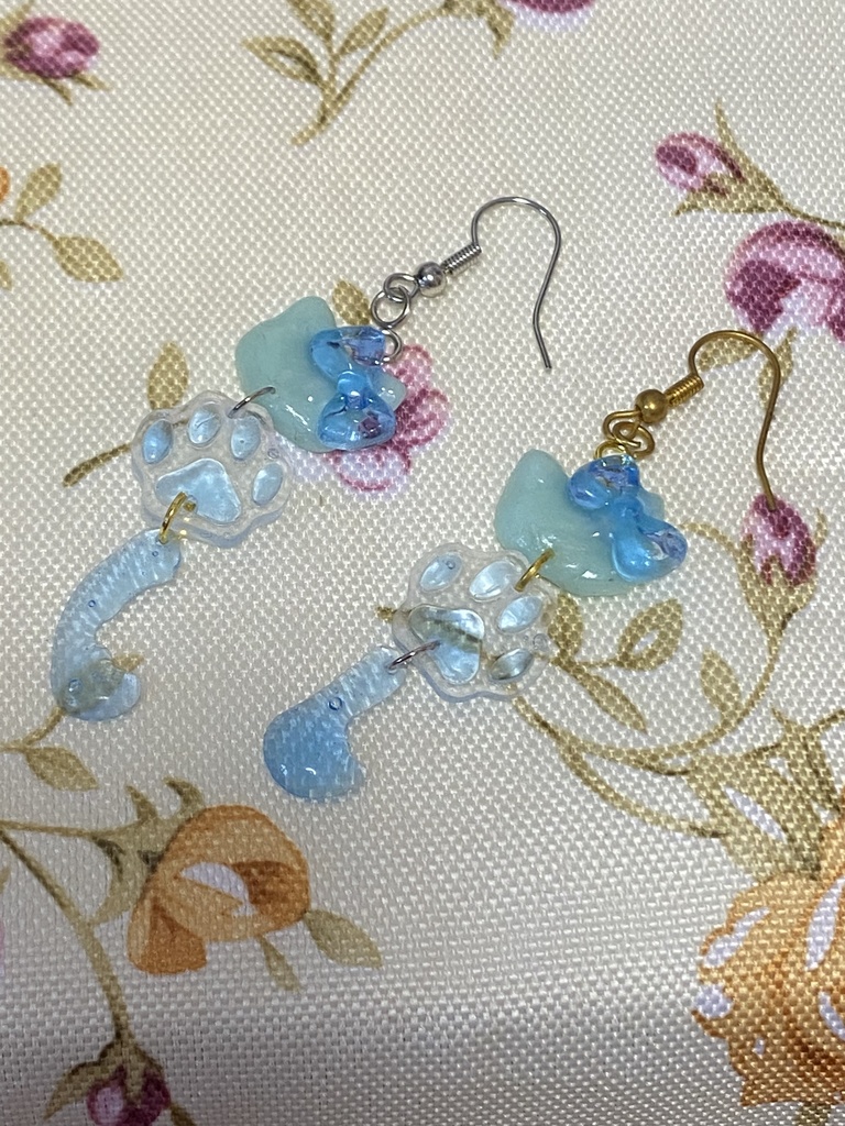 三連チャーム ネコ ストラップ イヤリング ピアス 水色