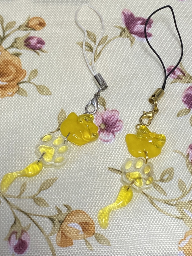 三連チャーム ネコ ストラップ イヤリング ピアス 黄色