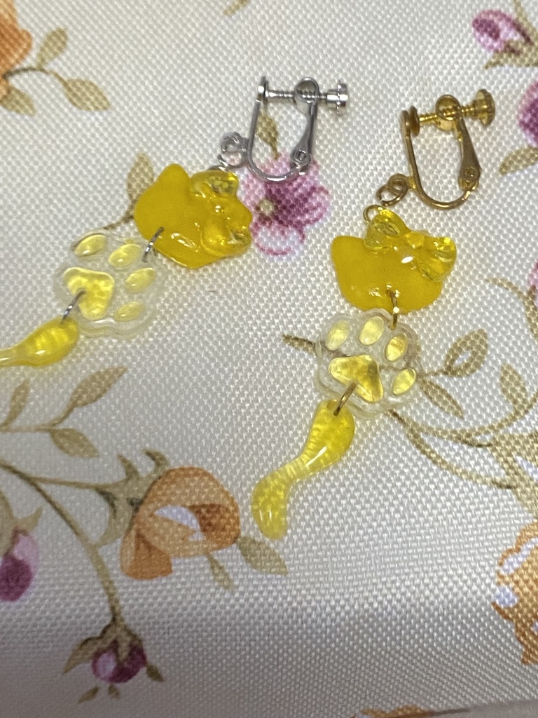 三連チャーム ネコ ストラップ イヤリング ピアス 黄色