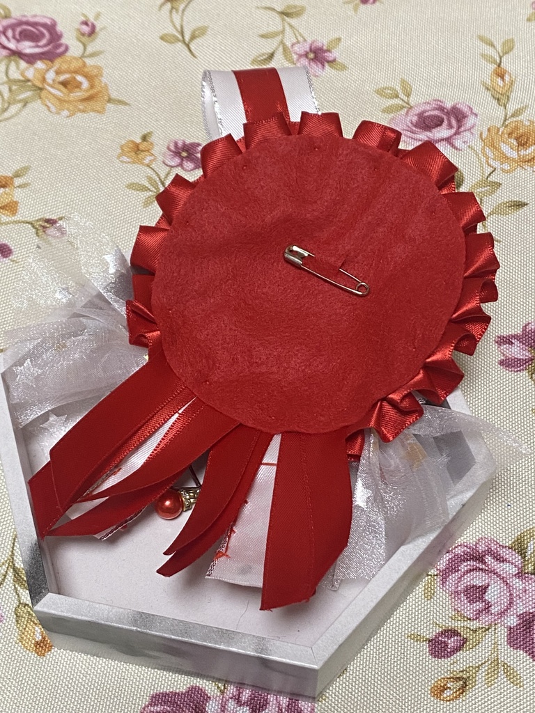 ロイヤルクラウン ロゼット 缶バッジ 赤