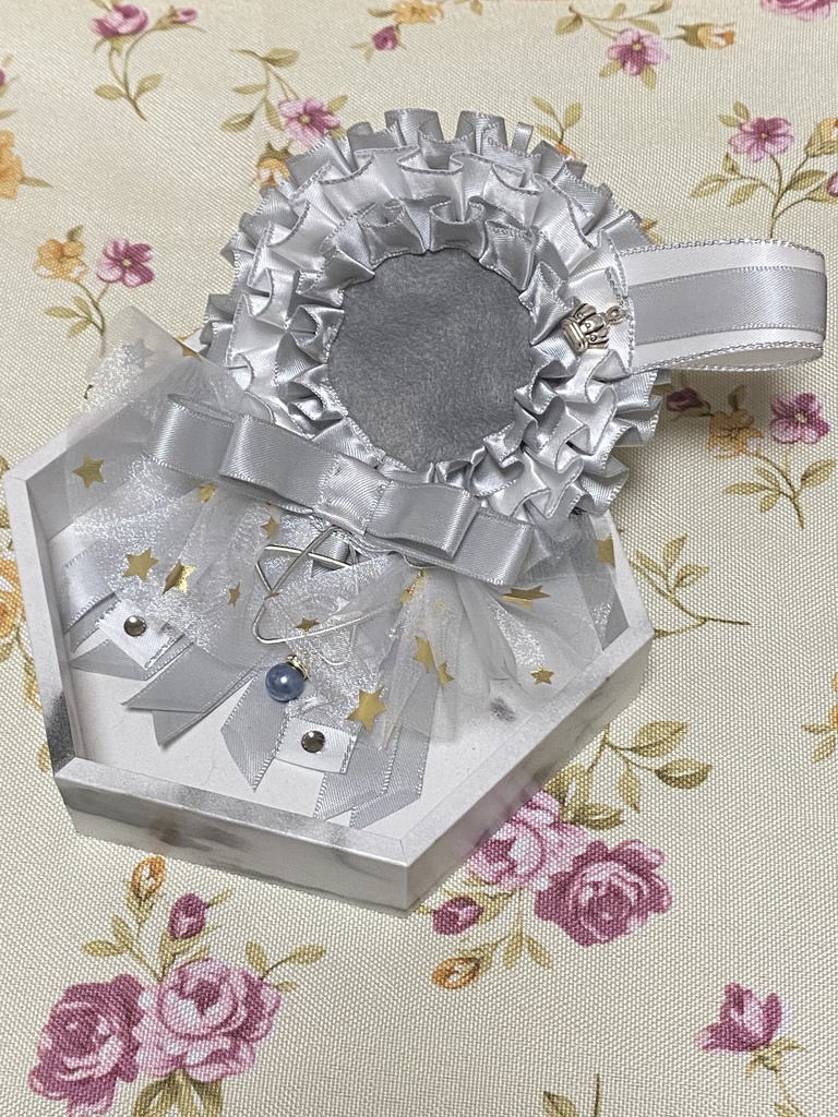 ロイヤルクラウン ロゼット 缶バッジ 灰