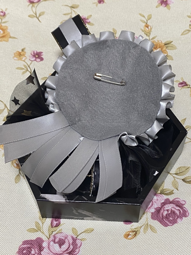 ロイヤルクラウン ロゼット 缶バッジ 灰