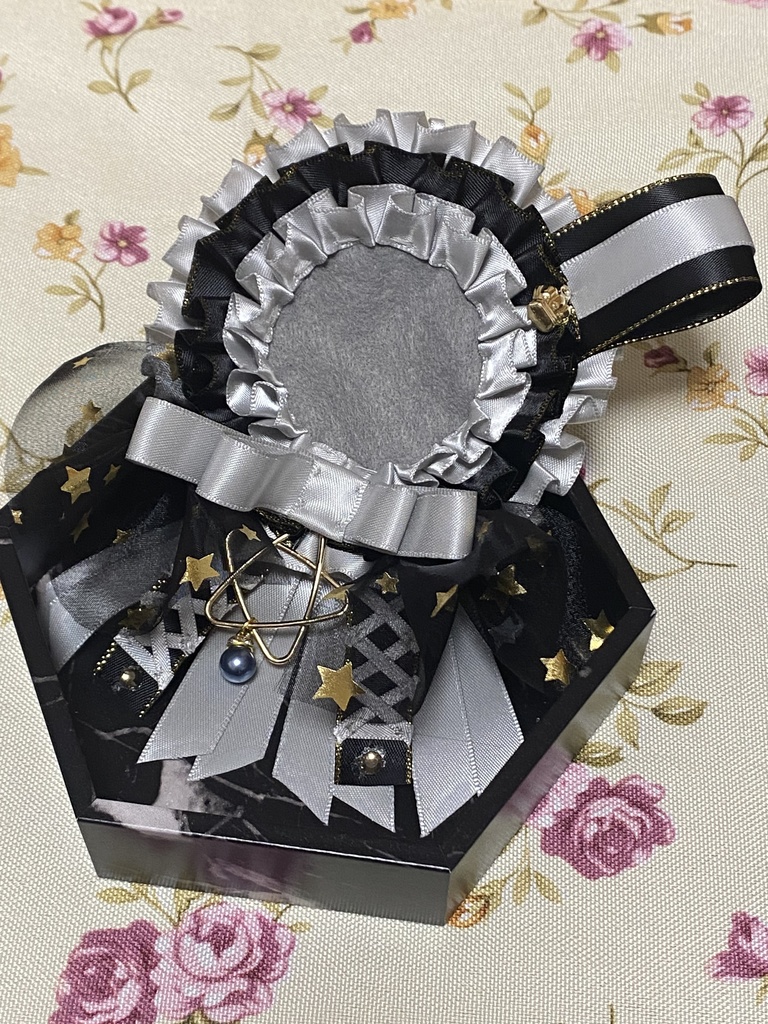 ロイヤルクラウン ロゼット 缶バッジ 灰