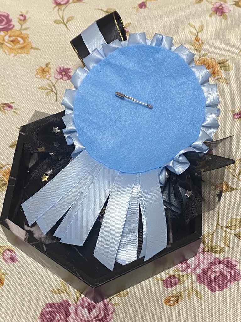 ロイヤルクラウン ロゼット 缶バッジ 水色