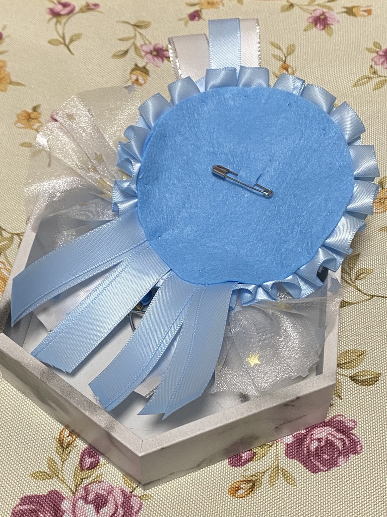 ロイヤルクラウン ロゼット 缶バッジ 水色