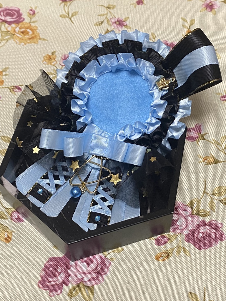 ロイヤルクラウン ロゼット 缶バッジ 水色