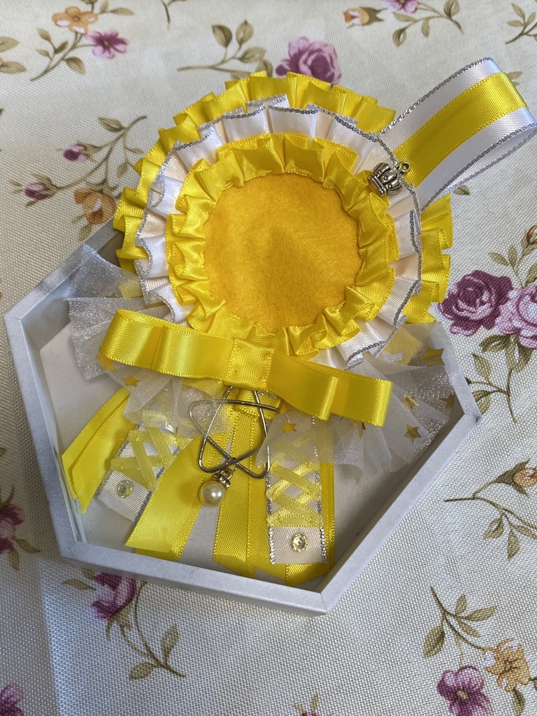 ロイヤルクラウン ロゼット 缶バッジ 黄色