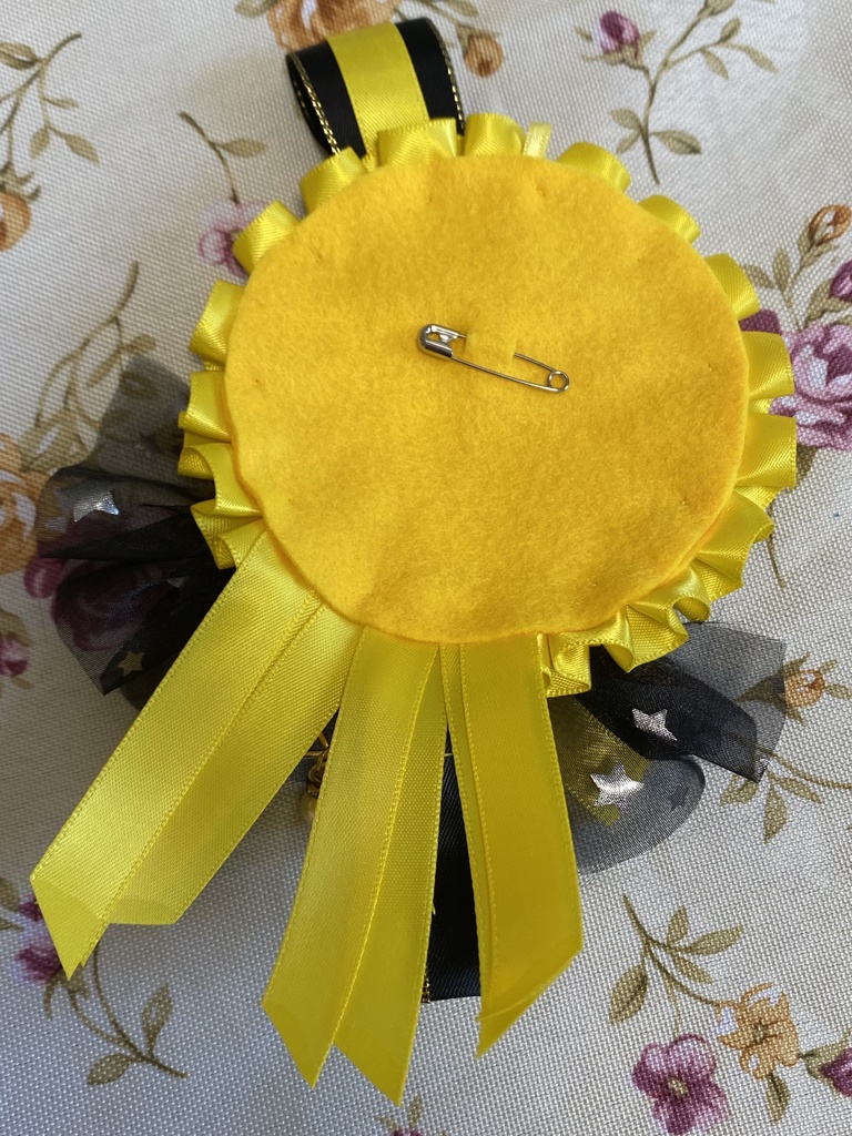 ロイヤルクラウン ロゼット 缶バッジ 黄色