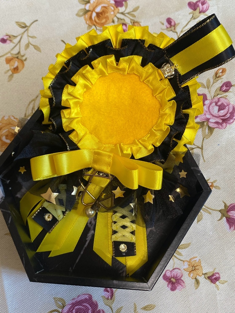 ロイヤルクラウン ロゼット 缶バッジ 黄色