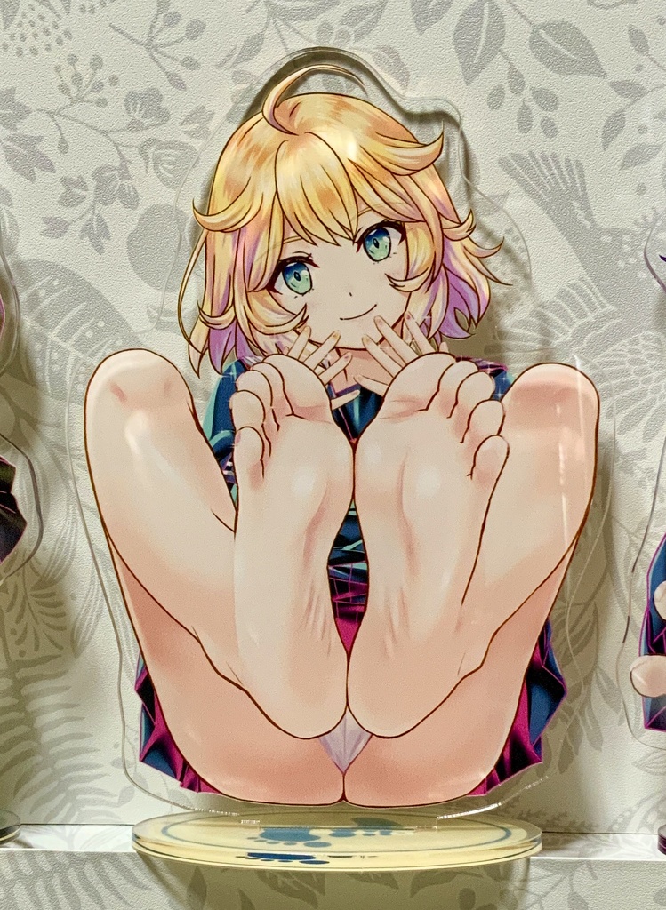 裸足アクリルフィギュア C