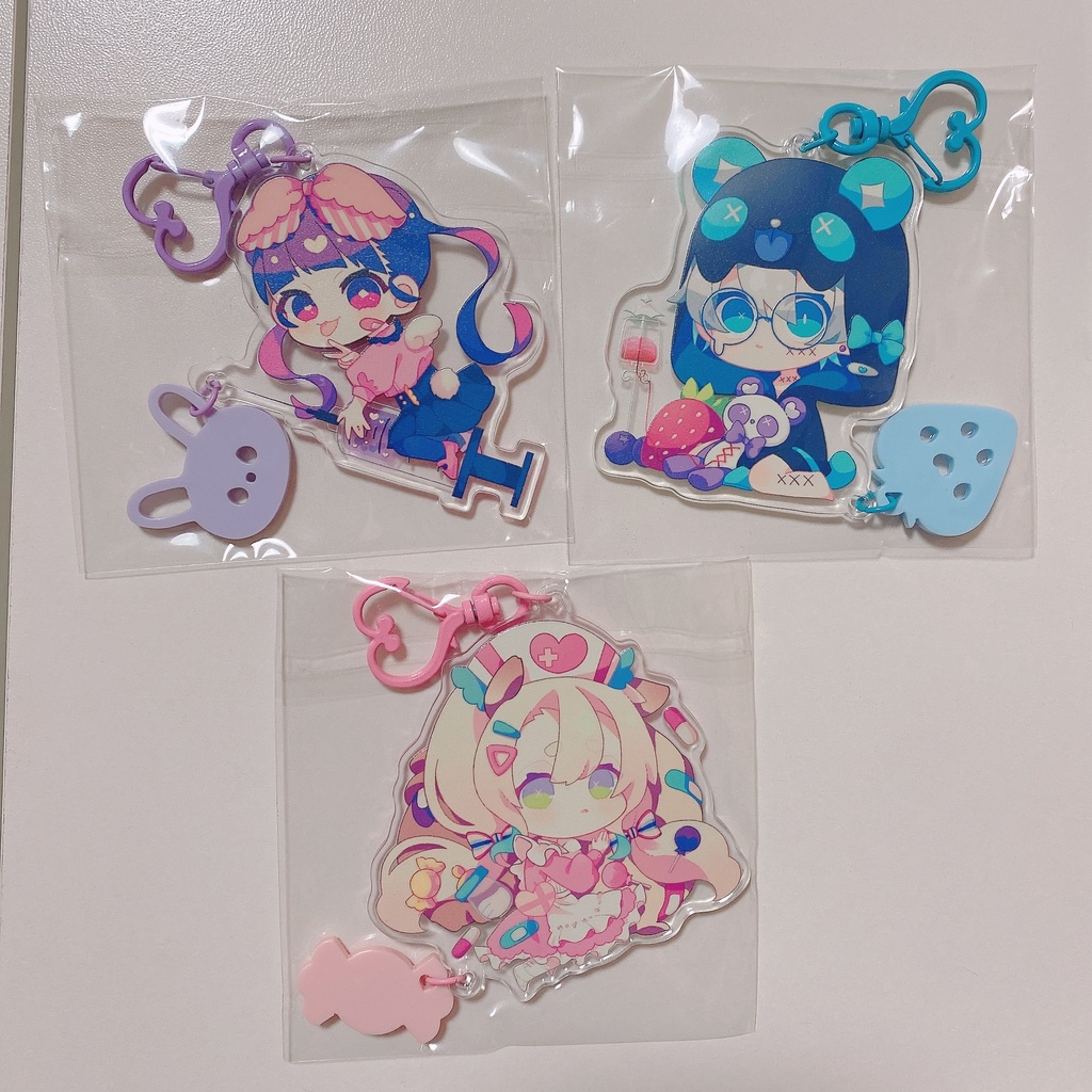 病みかわアクキー