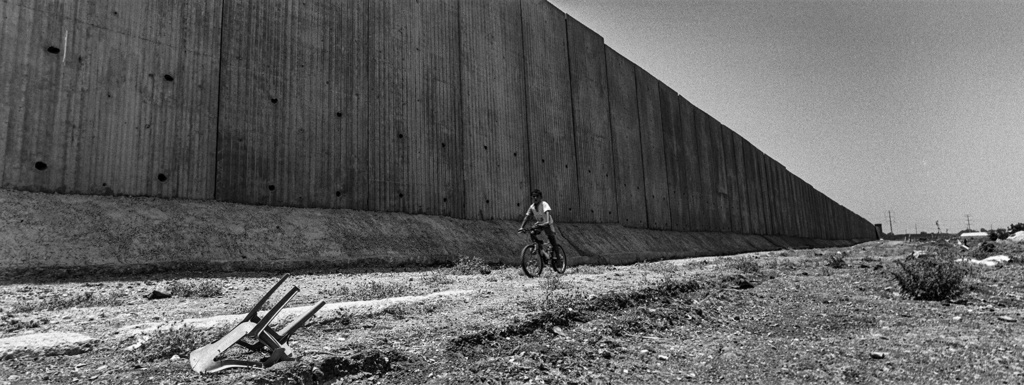 今日という日を摘み取れ 渋谷敦志写真集 Carpe Diem Photographs by Atsushi Shibuya